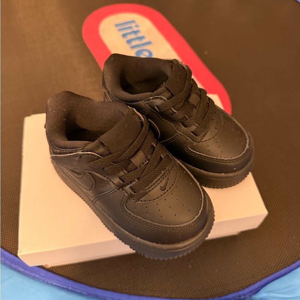 FLASH SALE! Nike Black Sneakers with Durable Sole and Versatile Design